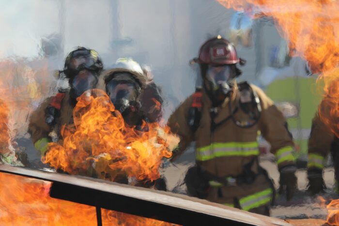 Roma,compattatore va a fuoco. Rifiuti in strada per evitare il peggio