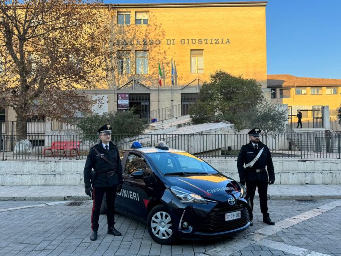 cassino evade domiciliari e aggredisce ex