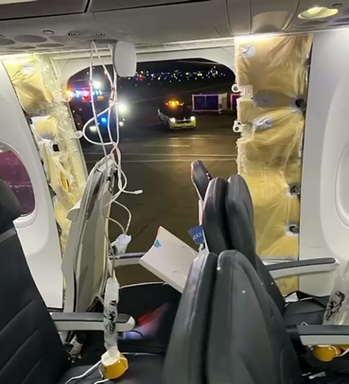 Terrore in volo, Boeing perde finestrino e portellone subito dopo il decollo (Video)