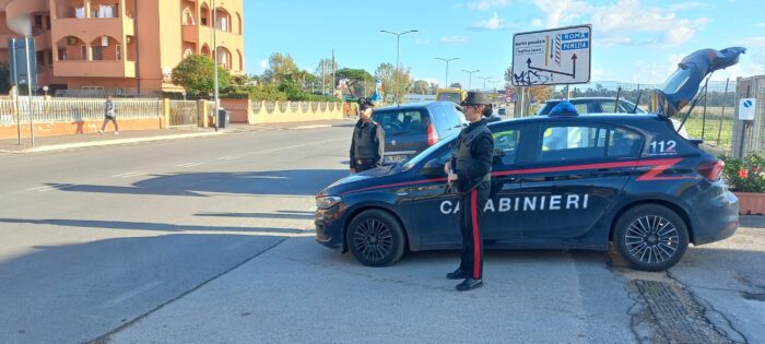 Pomezia, sorpresi a forzare la serranda di un minimarket