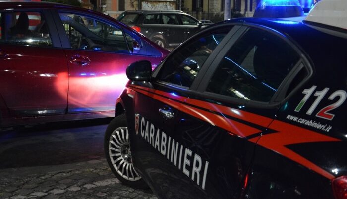 Roma Ragazzi infastidiscono prostitute auto distrutta a bastonate