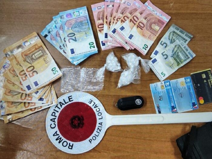 Roma, si scontra con un bus Atac ma nell'auto nasconde 30 dosi di cocaina: arrestato 35enne