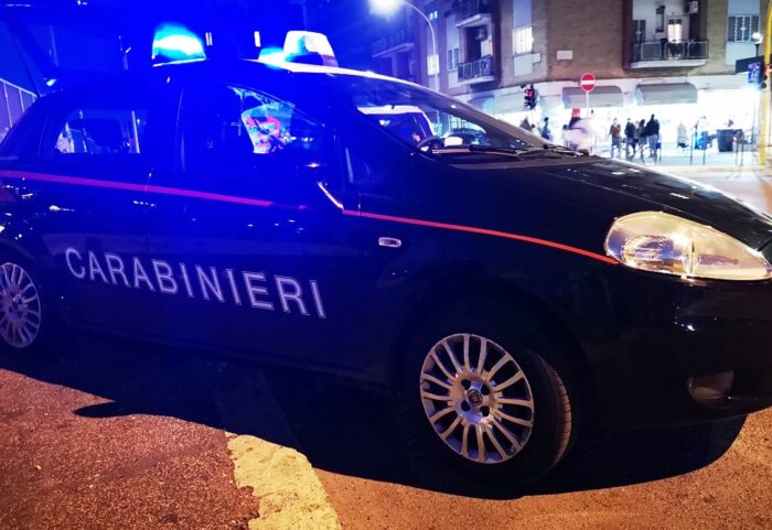 roma aggredisce e spinge compagna dalle scale