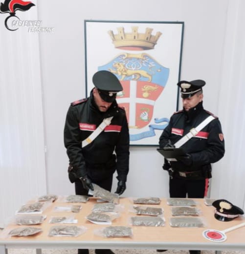 Cassino, in bicicletta con due kg di marijuana: arrestato