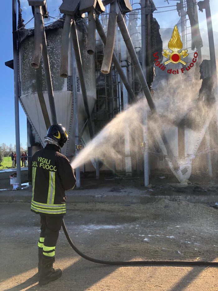 Fiumicino, incendio in un'azienda agricola: in fiamme balle di paglia e mezzo agricolo