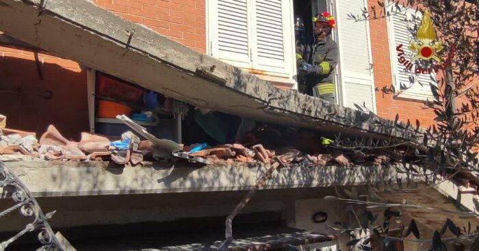 Roma, cede il sottobalcone: morta una donna di 70 anni