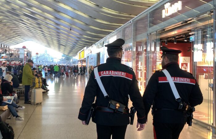 Furto e documenti falsi: arrestato un uomo a Roma Termini