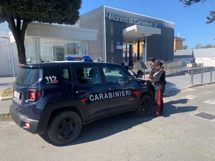 Cerveteri, bimbo non sale sul treno e rimane solo sulla banchina