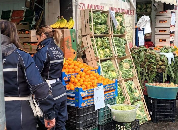 Roma, blatte tra i cibi: chiuso un minimarket, i controlli