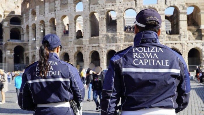 Abusivismo commerciale, task force della Polizia Locale: da inizio gennaio sequestrati oltre 30mila articoli