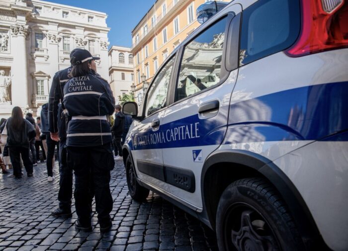 Roma vuole entrare nella Fontana di Trevi con uno striscione