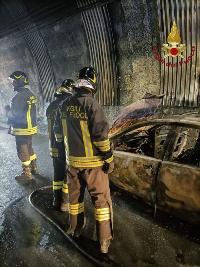 Paura sulla A24, auto in fiamme in una galleria