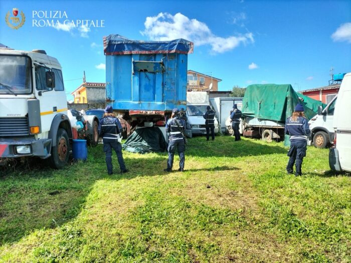 Discarica abusiva e stoccaggio di veicoli in zona Prenestina