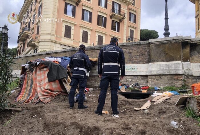Roma, operazione antidegrado ai piedi della Domus Aurea a Colle Oppio: smantellato insediamento abusivo