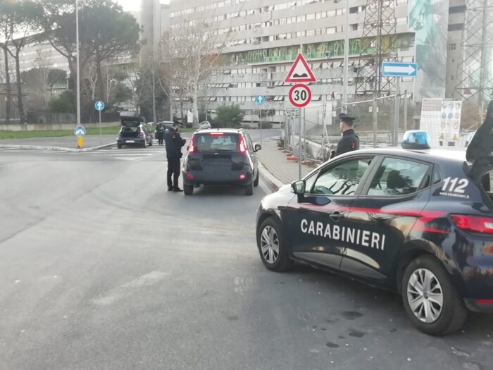 Controlli a Corviale multe a esercizi commerciali