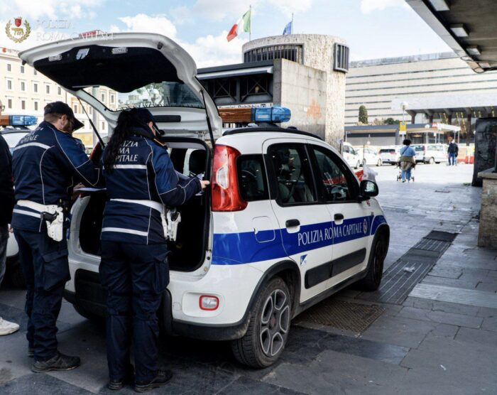 Si aggirava nudo sotto i portici di piazza dei Cinquecento e inveiva contro i passanti: arrestato