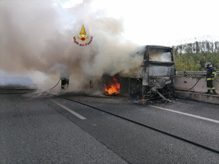 Gra fiamme su un bus turistico