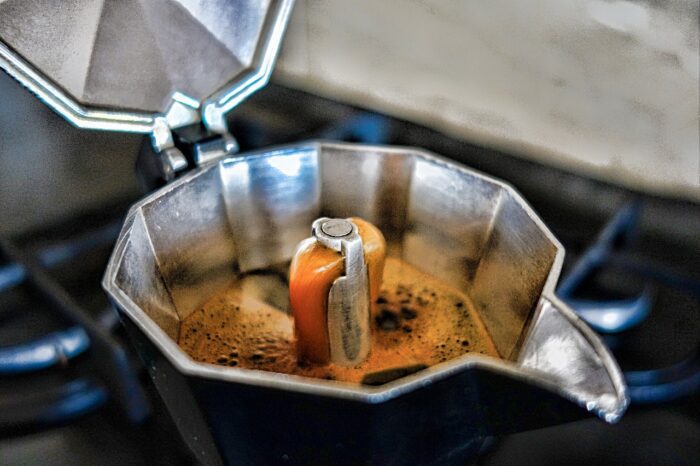 Dall'Italia. Esplode la moka mentre prepara il caffè: muore una 66enne