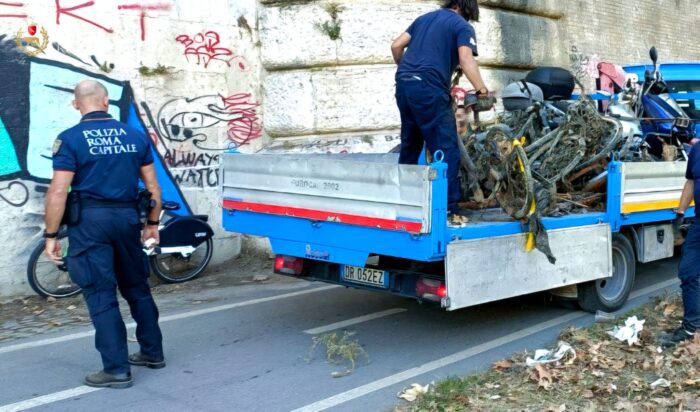 Banchine del Tevere: rimosse carcasse di biciclette abbandonate e rifiuti vari