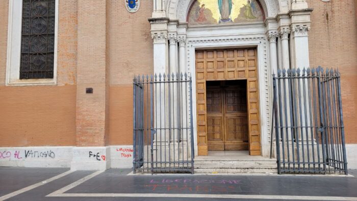 Roma, vandalizzata una chiesa simbolo del quartiere di San Lorenzo