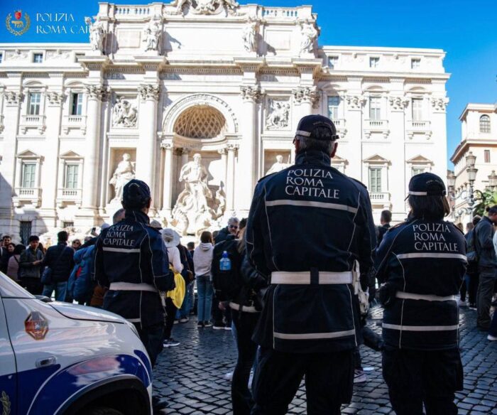 Roma, gita scolastica col brivido: bambino di 9 anni si perde a Fontana di Trevi