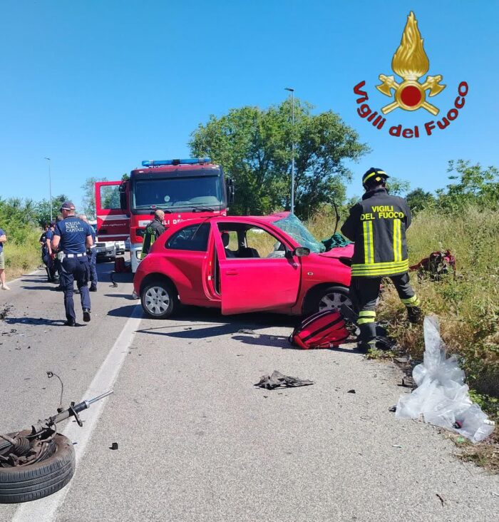 Roma, brutto incidente tra due auto: tre feriti in codice rosso