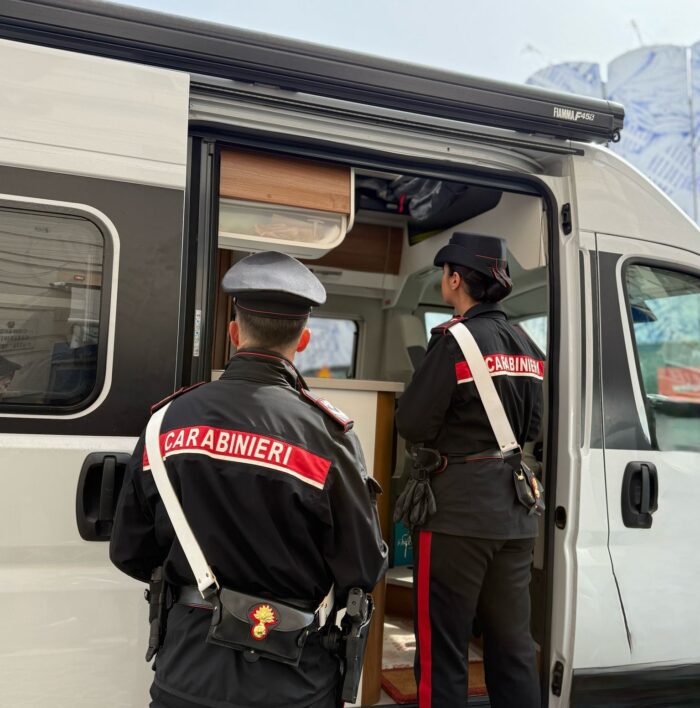 Roma, vuole fare il giro del mondo con un camper rubato: denunciato