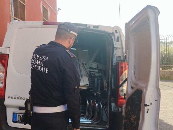 Primavalle. Tentano di sversare rifiuti a bordo strada: multa da 3mila euro