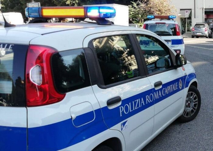 roma donna getta dal quarto piano indagini